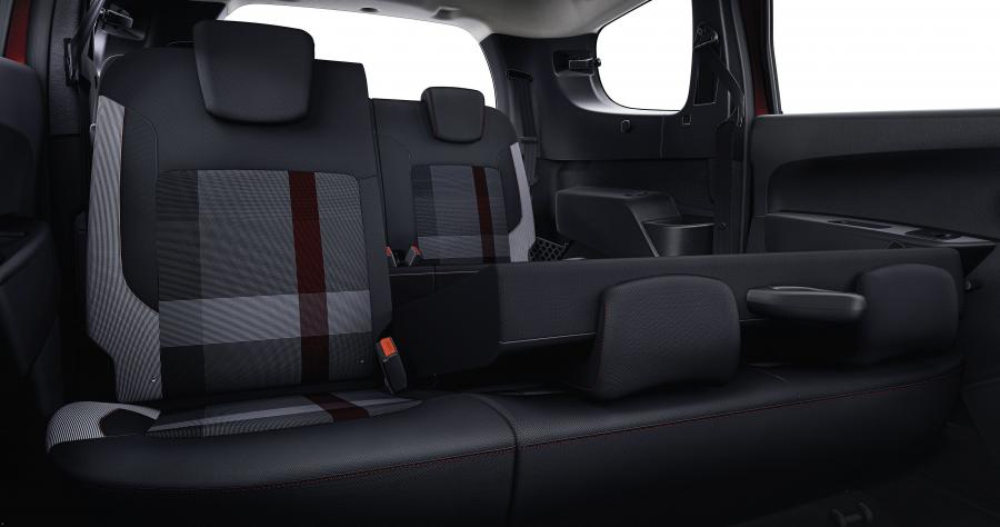 Интерьер Dacia Lodgy Stepway Techroad 2019 года  (фото 4 из 7)
